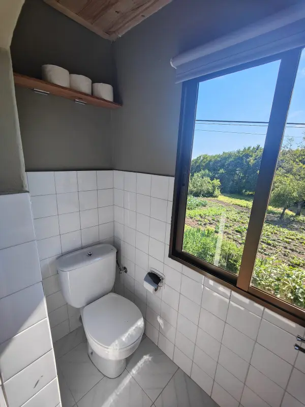 Baño de la casa rural en la Ribeira Sacra, con vistas
