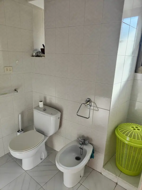 Baño completo con inodoro y bidé en Casa Elena