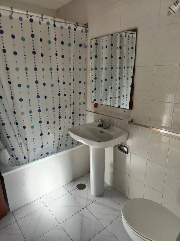 Baño con ducha y bañera de la casa rural