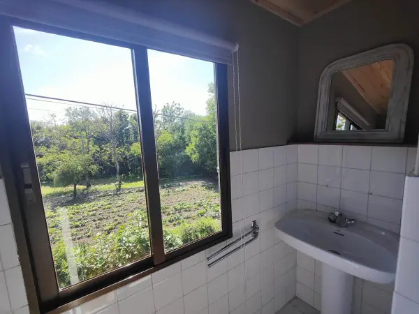 Baño con vistas al huerto en Casa Elena