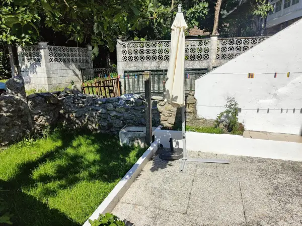 Patio exterior con bancos de piedra de Casa Elena, casa rural en la Ribeira Sacra