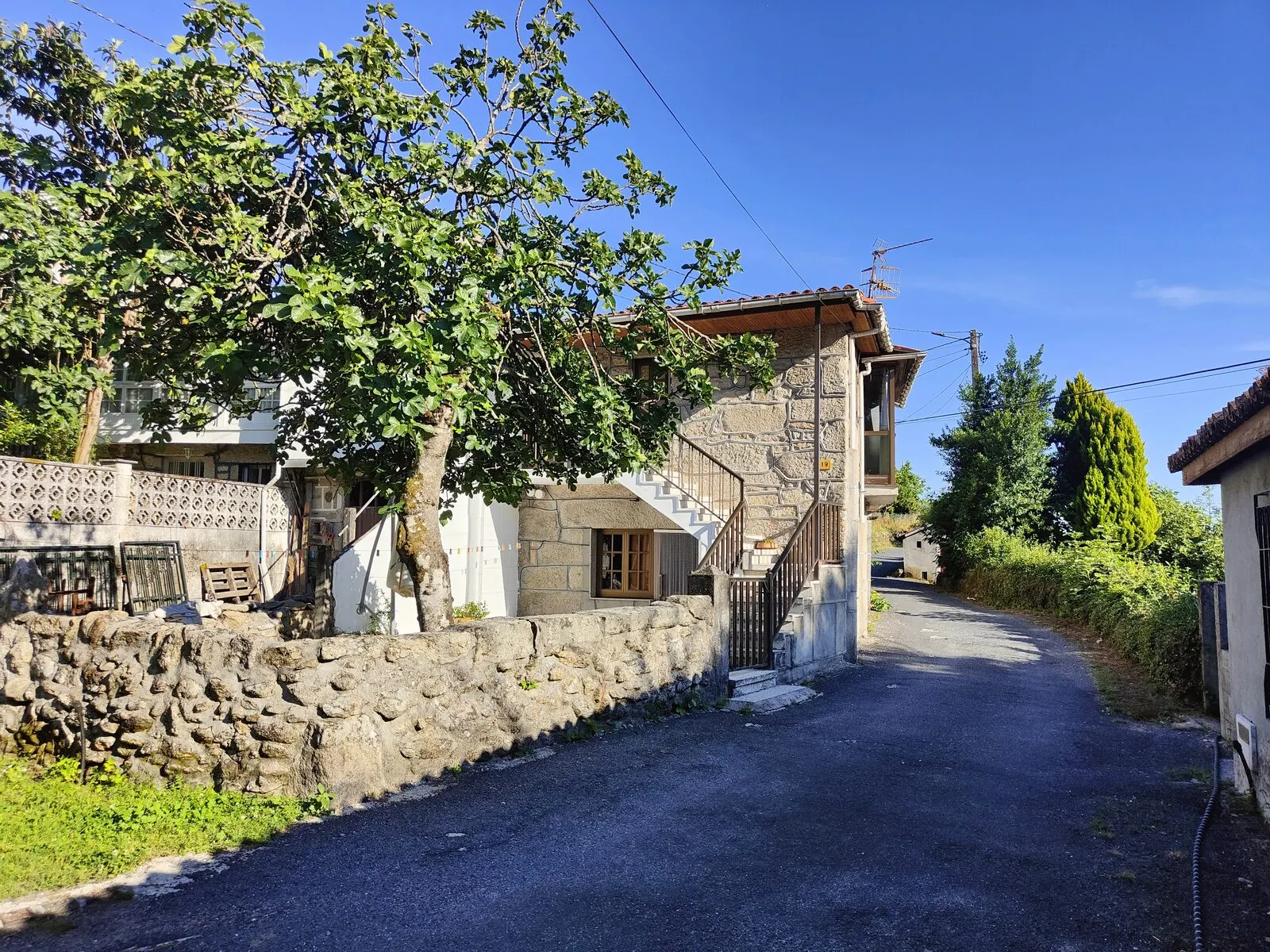 Fachada de piedra de Casa Elena, casa rural en la Ribeira Sacra, Ourense