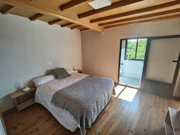 Habitación doble con baño en suite en la casa rural de Ourense