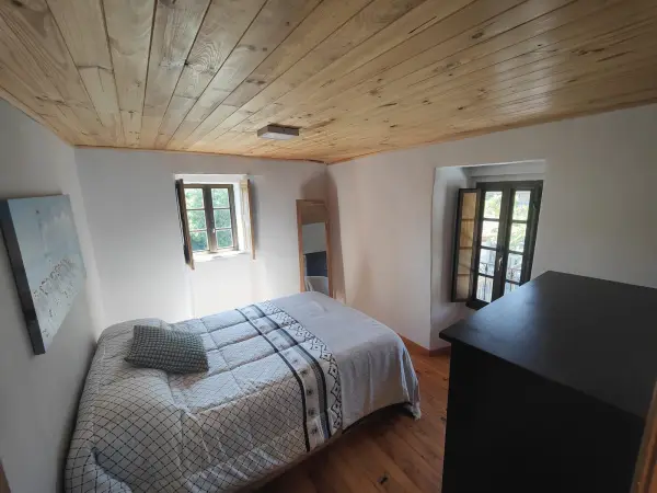 Habitación doble con cuadro de faro