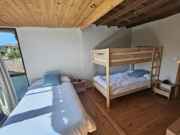 Habitación con cama individual y litera