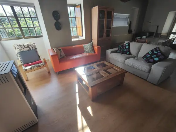 Salón, vista amplia con dos sofás